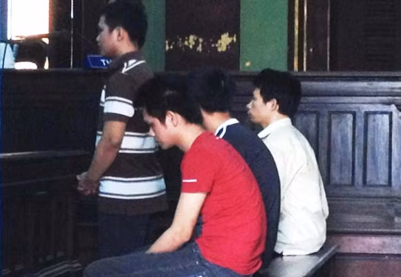 Bênh vợ, anh em trai rủ nhau chém gãy cổ anh đồng hao ảnh 1