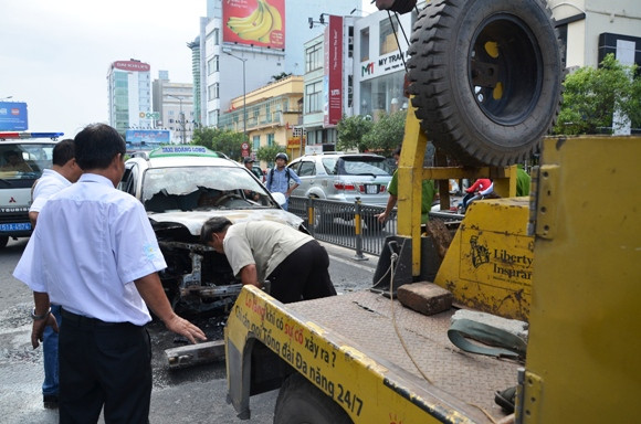 Taxi đang chở khách, bỗng bốc cháy giữa đường ảnh 3
