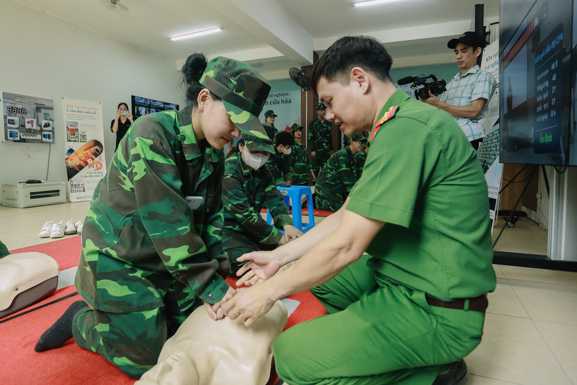 Cảnh sát PCCC và CNCH hướng dẫn học sinh Trường THPT Ngô Quyền, huyện Đông Anh sơ cứu, hô hấp Cảnh sát PCCC và CNCH hướng dẫn học sinh Trường THPT Ngô Quyền, huyện Đông Anh sơ cứu, hô hấp