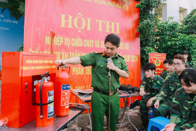 Cán bộ Cảnh sát PCCC và CNCH giới thiệu cách sử dụng phương tiện PCCC cơ bản Cán bộ Cảnh sát PCCC và CNCH giới thiệu cách sử dụng phương tiện PCCC cơ bản