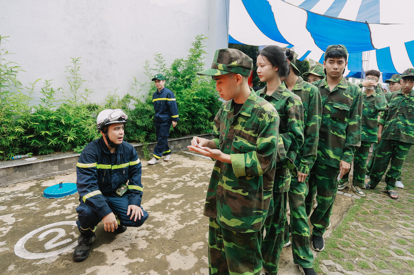 Các học sinh được trang bị kiến thức, kỹ năng sinh tồn trong khi gặp hoả hoạn Các học sinh được trang bị kiến thức, kỹ năng sinh tồn trong khi gặp hoả hoạn