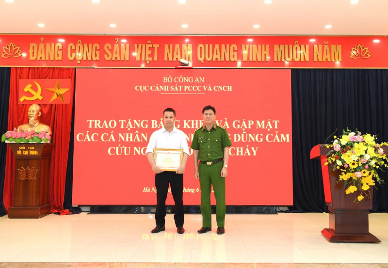 Thừa ủy quyền của lãnh đạo Bộ Công an, Trung tướng Nguyễn Tuấn Anh trao Bằng khen của Bộ Công an tặng anh Lèng Văn Bằng