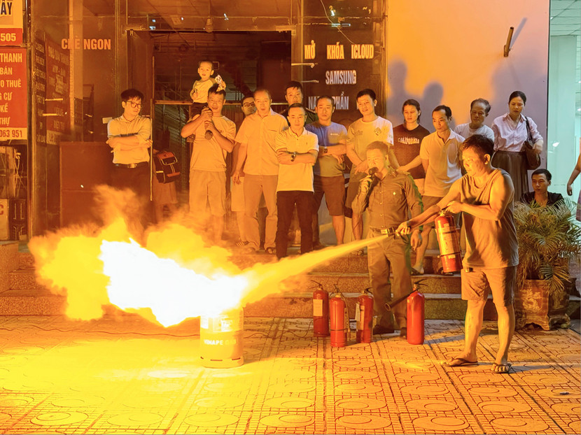 Người dân thực hành sử dụng bình chữa cháy xách tay để dập tắt đám cháy giả định Người dân thực hành sử dụng bình chữa cháy xách tay để dập tắt đám cháy giả định