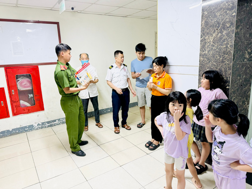 Công an huyện Thanh Trì phát tờ rơi về kỹ năng PCCC và CNCH cho cư dân Tòa nhà CT10 Công an huyện Thanh Trì phát tờ rơi về kỹ năng PCCC và CNCH cho cư dân Tòa nhà CT10