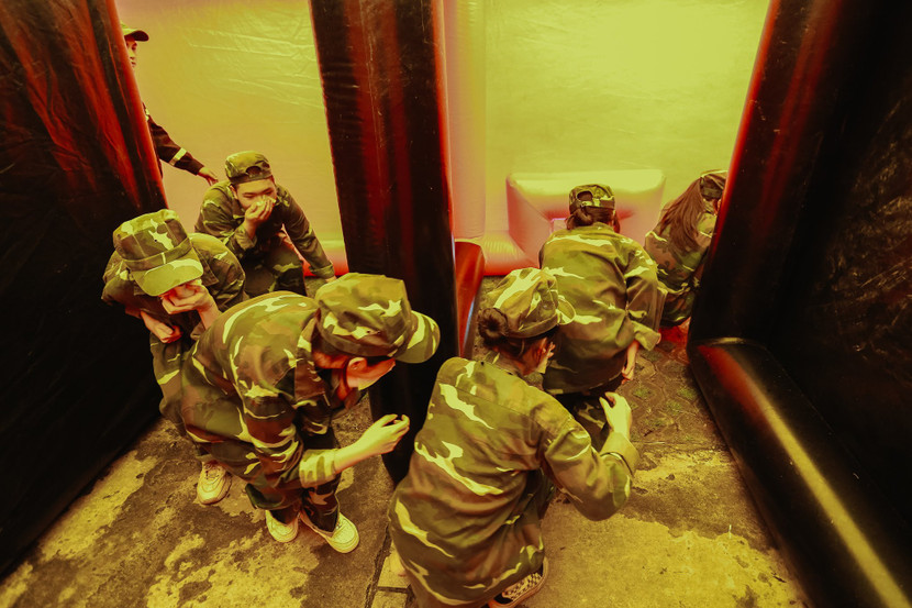 Các học sinh thực hành thoát nạn trong môi trường kín có nhiều khói khí độc Các học sinh thực hành thoát nạn trong môi trường kín có nhiều khói khí độc