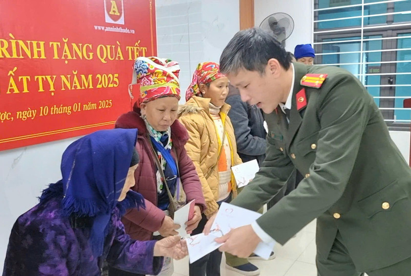 Trung tá Vũ Mạnh Hùng, Phó trưởng Ban Biên tập An ninh Thủ đô trao quà Tết cho bà con xã Bản Vược, huyện Bát Xát Trung tá Vũ Mạnh Hùng, Phó trưởng Ban Biên tập An ninh Thủ đô trao quà Tết cho bà con xã Bản Vược, huyện Bát Xát