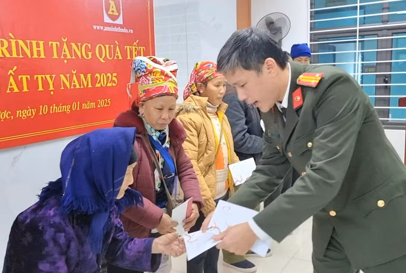 Trung tá Vũ Mạnh Hùng, Phó trưởng Ban Biên tập An ninh Thủ đô trao quà Tết cho bà con xã Bản Vược, huyện Bát Xát
