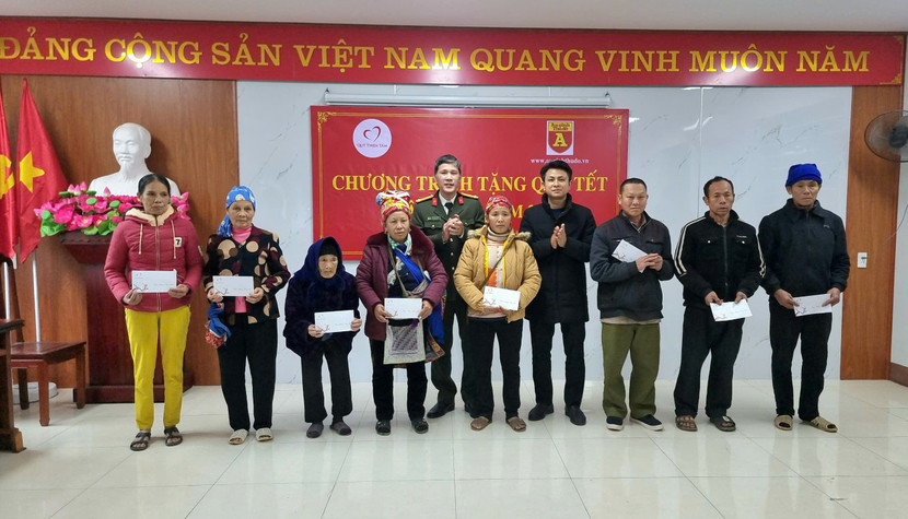 Các hộ nghèo nhận quà Tết của đoàn công tác An ninh Thủ đô và Quỹ Thiện Tâm Các hộ nghèo nhận quà Tết của đoàn công tác An ninh Thủ đô và Quỹ Thiện Tâm