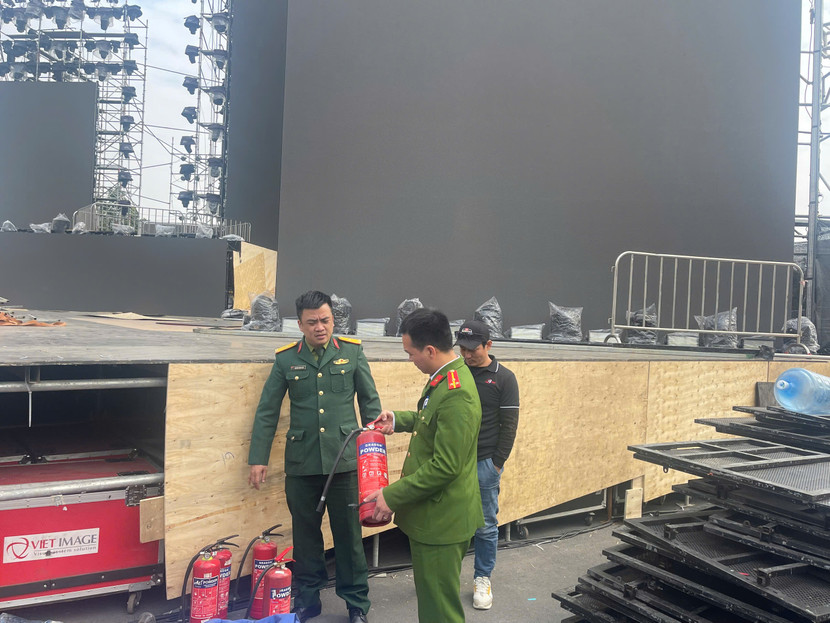 CS PCCC kiểm tra an toàn PCCC tại nơi diễn ra sự kiện “Hoà nhạc ánh sáng chào đón năm mới 2025”