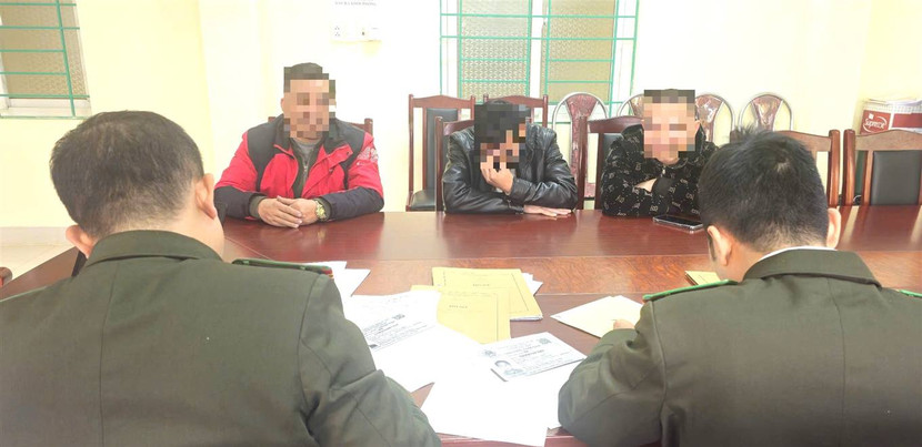 Cơ quan công an lập biên bản xử lý các đối tượng