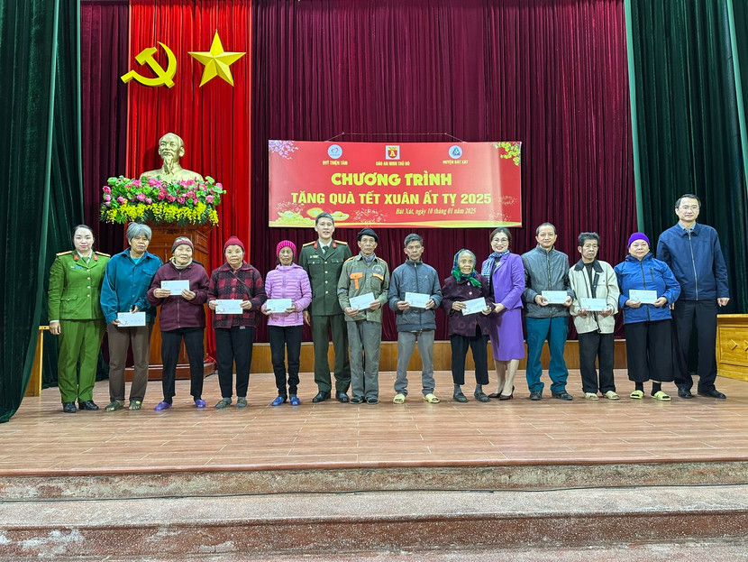 Đoàn công tác An ninh Thủ đô và Quỹ Thiện Tâm, Tập Đoàn Vingroup trao 400 suất quà cho bà con nghèo ở huyện Bát Xát, tỉnh Lào Cai Đoàn công tác An ninh Thủ đô và Quỹ Thiện Tâm, Tập Đoàn Vingroup trao 400 suất quà cho bà con nghèo ở huyện Bát Xát, tỉnh Lào Cai