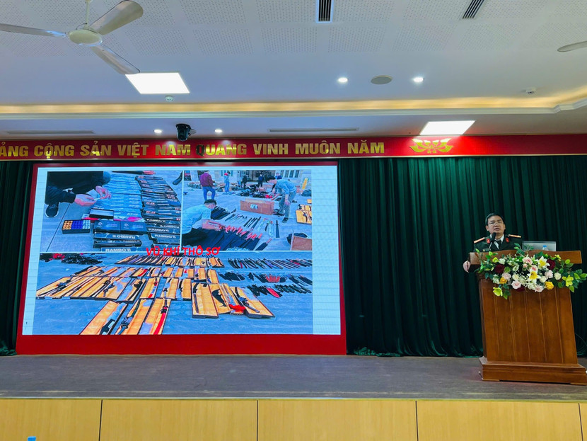 Báo cáo viên, Đại úy Nguyễn Tùng Anh, cán bộ Công an huyện Đông Anh đã quán triệt các nội dung phòng chống tội phạm