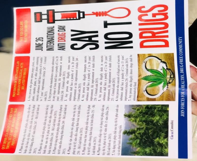 Tờ rơi tuyên truyền với ai ngôn ngữ tiếng Anh và tiếng Việt Nam