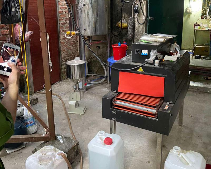 Với máy móc thô sơ, cơ sở tạm bợ, nhóm đối tượng đã tổ chức sản xuất hàng giả là mỹ phẩm, thực phẩm