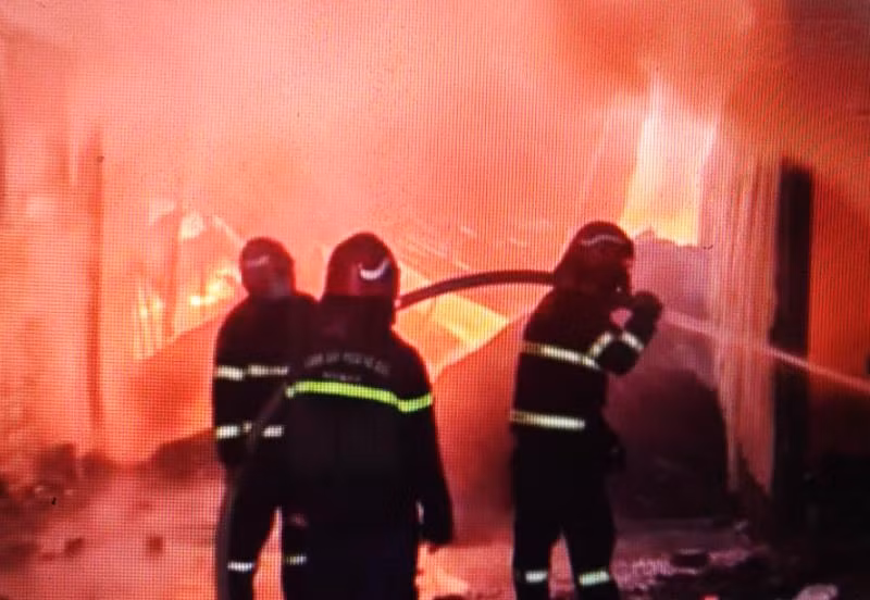 Lực lượng cứu hỏa tiếp cận khống chế đám cháy Lực lượng cứu hỏa tiếp cận khống chế đám cháy