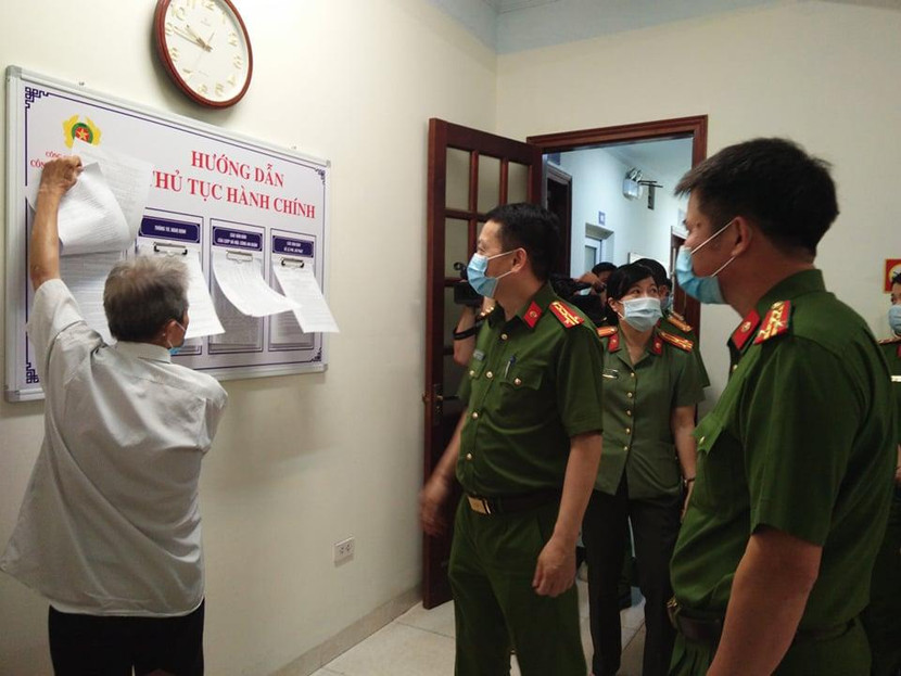 Đại tá Nguyễn Hồng Ky giải thích, hướng dẫn thủ tục hành chính cho người dân tại phường Tràng Tiền