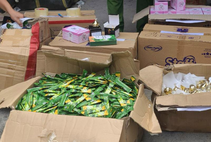 Cơ quan Công an thu giữ trên 20.000 sản phẩm hàng hóa không rõ nguồn gốc tại cơ sở sản xuất mỹ phẩm nhái các nhãn hiệu nổi tiếng tại xã Đông Hội, huyện Đông Anh Cơ quan Công an thu giữ trên 20.000 sản phẩm hàng hóa không rõ nguồn gốc tại cơ sở sản xuất mỹ phẩm nhái các nhãn hiệu nổi tiếng tại xã Đông Hội, huyện Đông Anh