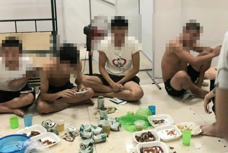 Cơ quan chức năng xử lý 9 trường hợp tụ tập, ăn nhậu vi phạm tại khu cách ly Cơ quan chức năng xử lý 9 trường hợp tụ tập, ăn nhậu vi phạm tại khu cách ly