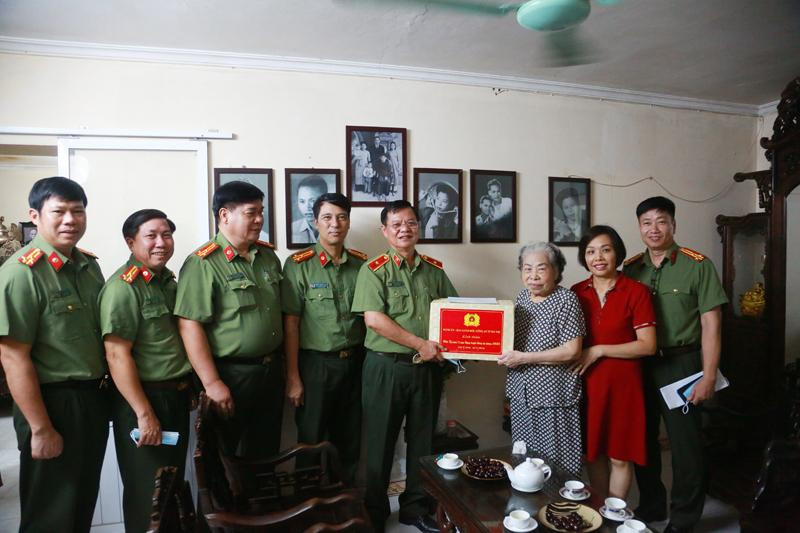 Thiếu tướng Đào Thanh Hải cùng đoàn công tác thăm, tặng quà người thân đồng chí Nguyễn Văn Tình, nguyên Phó Giám đốc CATP Hà Nội