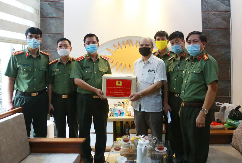 Thiếu tướng Đào Thanh Hải , Phó Bí thư Đảng ủy, Phó Giám đốc CATP Hà Nội cùng đoàn công tác thăm, tặng quà người thân đồng chí Phạm Xuân Nhuận, nguyên Phó Giám đốc CATP