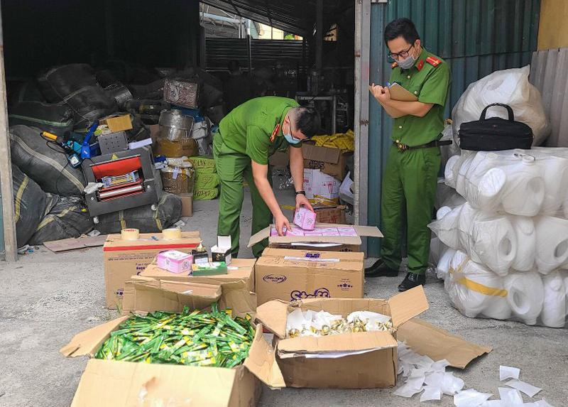 CAH Đông Anh kiểm tra phát hiện cơ sở sản xuất mỹ phẩm nhái các nhãn hiệu nổi tiếng CAH Đông Anh kiểm tra phát hiện cơ sở sản xuất mỹ phẩm nhái các nhãn hiệu nổi tiếng