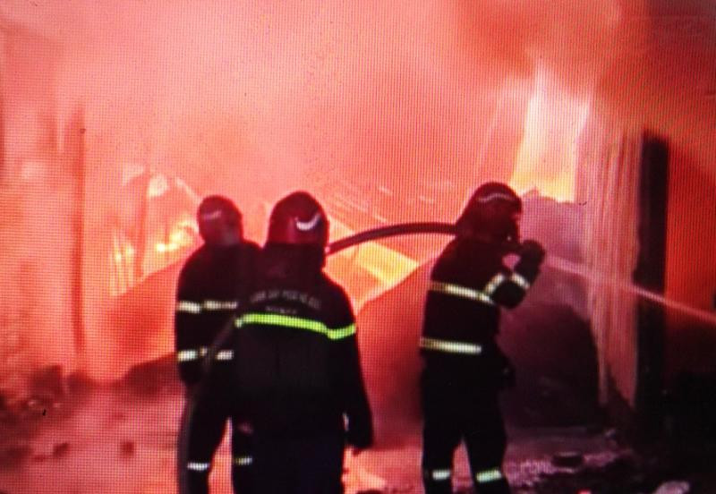 Lực lượng cứu hỏa tiếp cận khống chế đám cháy