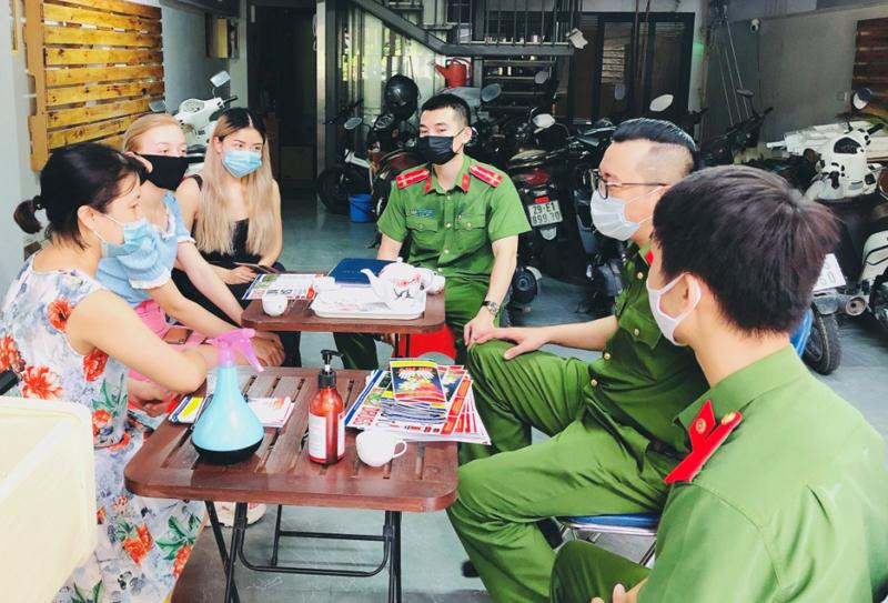 Phòng Cảnh sát ĐTTP phối hợp với CAQ Tây Hồ tuyên truyền tác hại ma túy đến người dân và du khách nước ngoài trên địa bàn