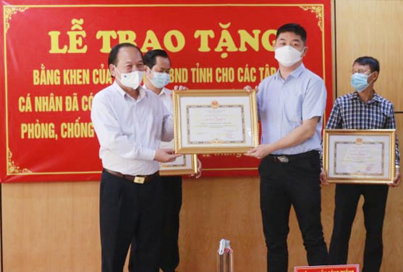 Đại diện Công ty TNHH Khải Thừa Việt Nam nhận Bằng khen của Chủ tịch UBND tỉnh Bắc Giang