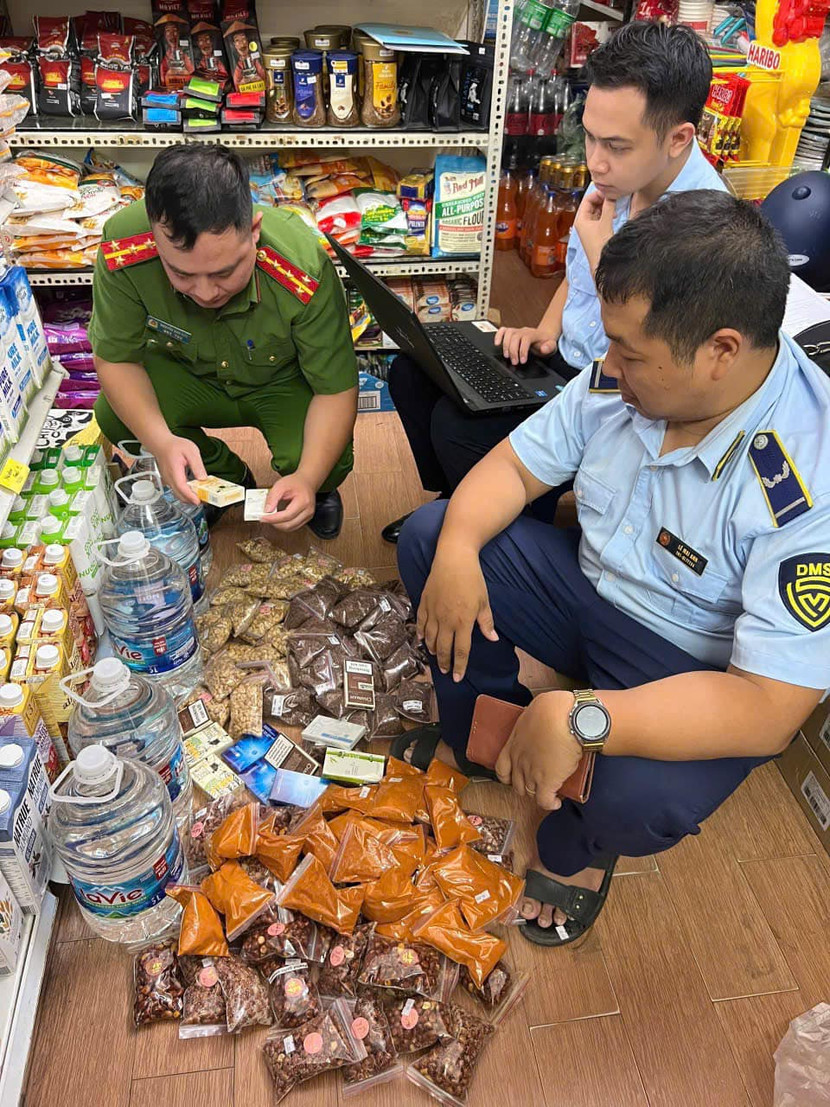Tổ công tác kiểm tra, niêm phong số hàng hóa vi phạm Tổ công tác kiểm tra, niêm phong số hàng hóa vi phạm