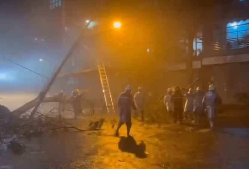 Lực lượng CAHN dầm mình trong mưa xuyên đêm vì sự an toàn của nhân dân Lực lượng CAHN dầm mình trong mưa xuyên đêm vì sự an toàn của nhân dân