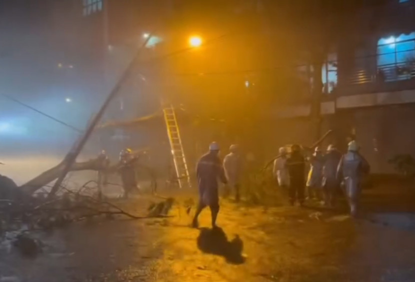 Lực lượng CAHN dầm mình trong mưa xuyên đêm vì sự an toàn của nhân dân