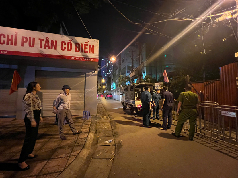 Tổ công tác phường Thành Công kiểm tra vị trí đảm bảo an toàn tại chốt trực chống bão số 3 - khu nhà G6A tập thể Thành Công Tổ công tác phường Thành Công kiểm tra vị trí đảm bảo an toàn tại chốt trực chống bão số 3 - khu nhà G6A tập thể Thành Công