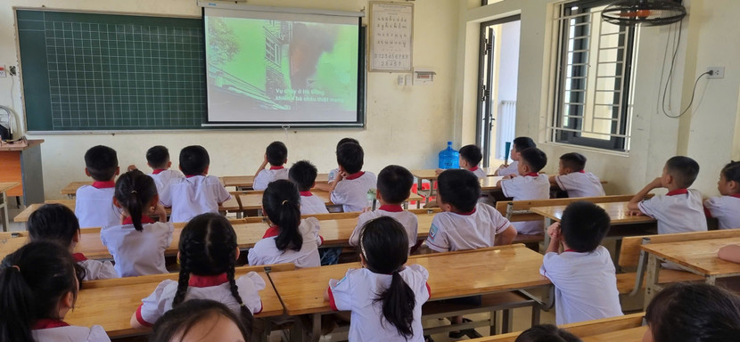 Đội Cảnh sát PCCC và CNCH trình chiếu phóng sự “Để không còn nỗi đau do hỏa hoạn” tại lớp học trong ngày khai giảng