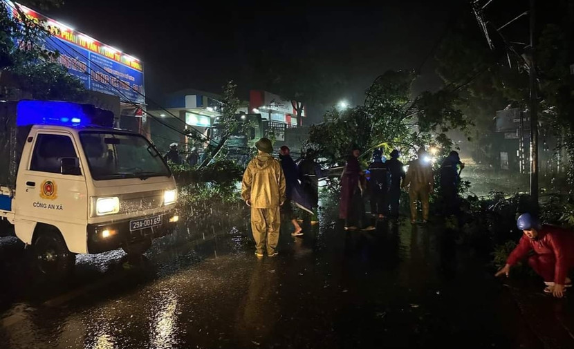 Lực lượng Công an Hà Nội hỗ trợ người dân xử lý cây đổ vào nhà trong đêm