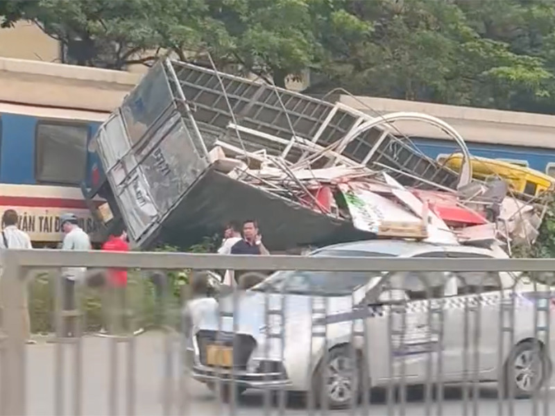 Vụ tại nạn giữa tàu hoả và xe tải sáng 4-9 tại khu vực thị trấn Văn Điển Vụ tại nạn giữa tàu hoả và xe tải sáng 4-9 tại khu vực thị trấn Văn Điển