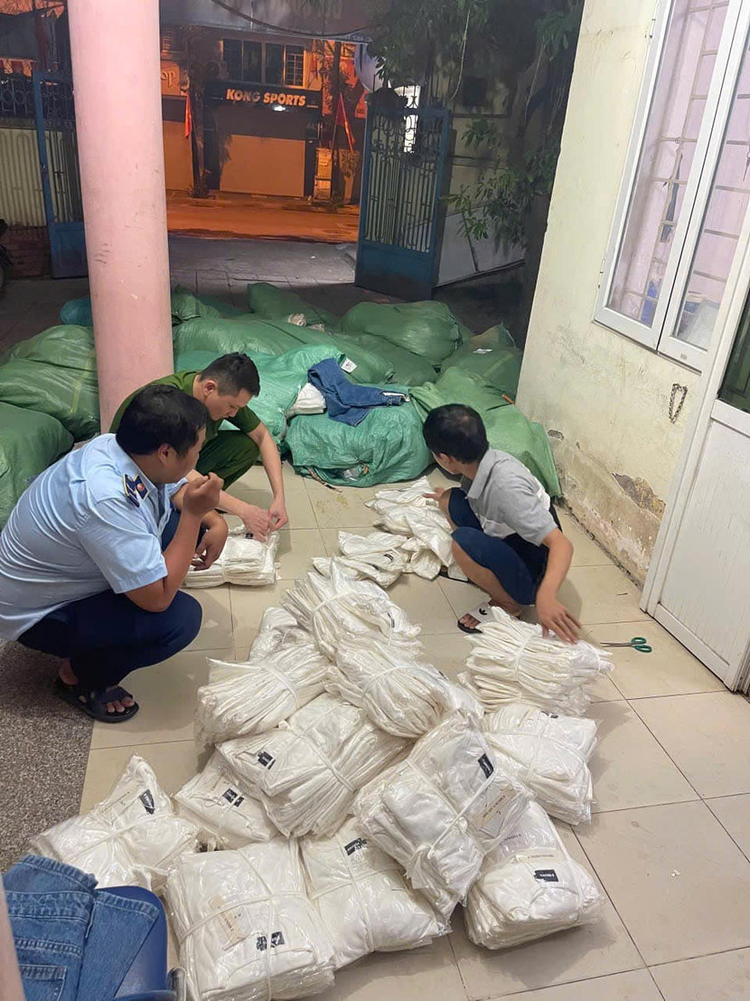 Tổ công tác làm nhiệm vụ phát hiện 2.480 sản phẩm quần áo các loại là hàng hóa nhập lậu có tổng trị giá khoảng 86.550.000 đồng Tổ công tác làm nhiệm vụ phát hiện 2.480 sản phẩm quần áo các loại là hàng hóa nhập lậu có tổng trị giá khoảng 86.550.000 đồng