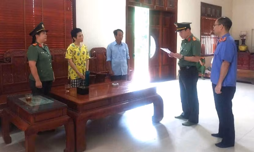 Cơ quan An ninh điều tra Công an tỉnh Bắc Giang thực hiện Lệnh khám xét nơi ở của Hiên (người mặc áo vàng)
