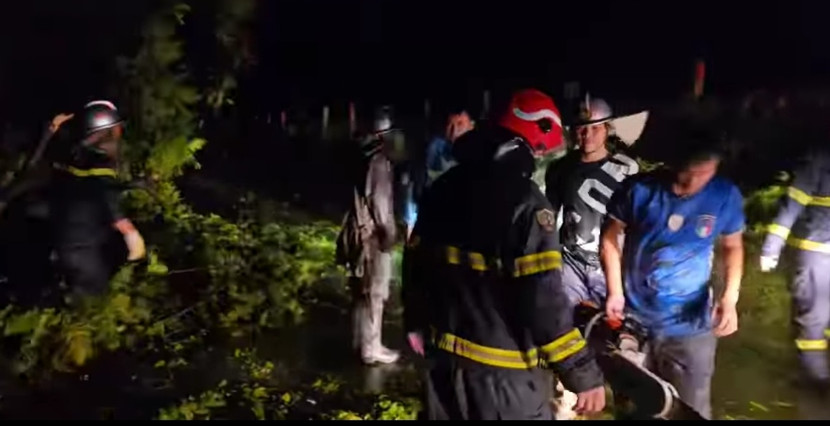 Lực lượng CNCH xuyên đêm xử lý sự cố cây đổ do mưa bão