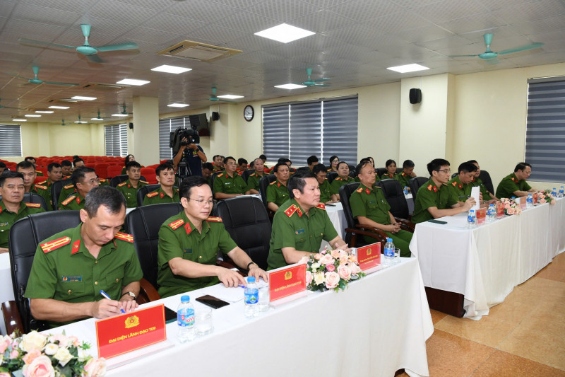 Các đại biểu tại buổi lễ giới thiệu sách tham khảo “Nhận diện hoạt động sản xuất trái phép chất ma túy”