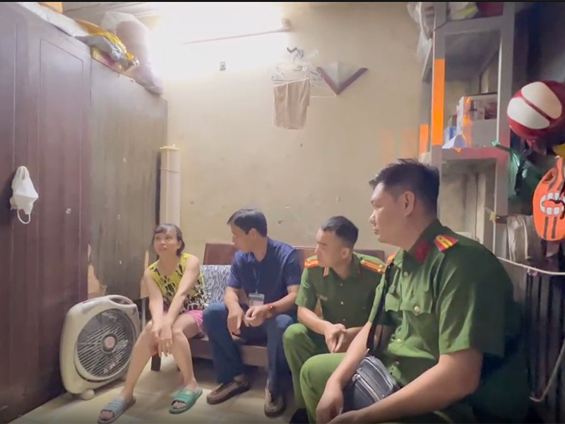 Lực lượng cán bộ UBND và CAP tuyên truyền, vận động hộ dân di dời khỏi nhà G6A tập thể Thành Công Lực lượng cán bộ UBND và CAP tuyên truyền, vận động hộ dân di dời khỏi nhà G6A tập thể Thành Công