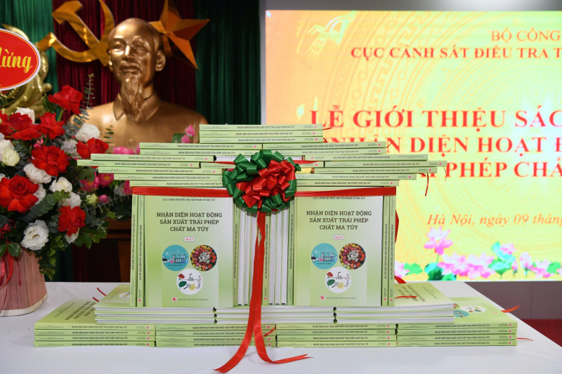 Cuốn sách “Nhận diện hoạt động sản xuất trái phép chất ma túy” dày 160 trang, gồm 3 chương, là tư liệu bổ ích cho CBCS, góp phần phục vụ công tác phòng ngừa, đấu tranh với tội phạm sản xuất trái phép chất ma túy