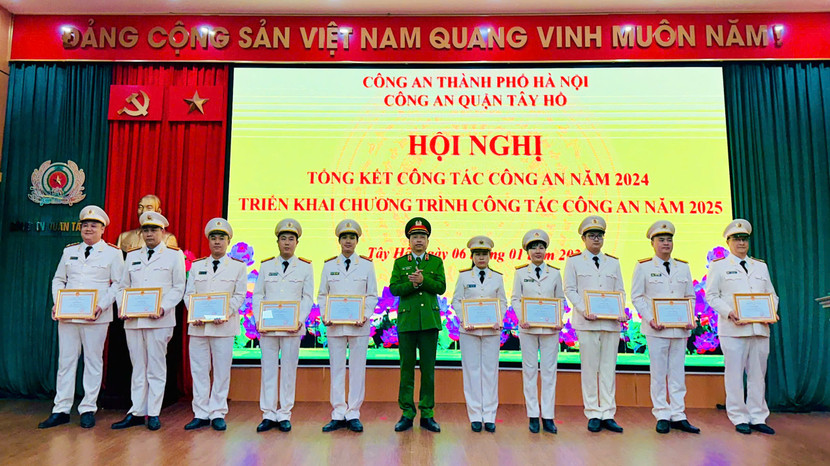 Thiếu tướng Nguyễn Hồng Ky, Phó Giám đốc CATP Hà Nội trao khen thưởng cho CBCS có thành tích xuất sắc trong nhiệm vụ phòng chống tội phạm, đảm bảo ANTT trong năm 2024