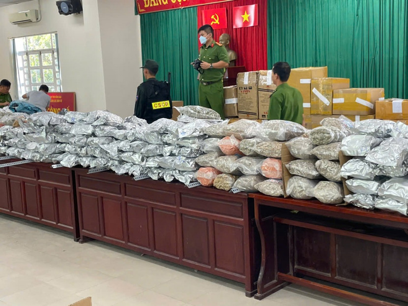 Ban Chuyên án Cục Cảnh sát điều tra tội phạm về ma túy- Bộ Công an triệt phá thu giữ 550 kg ma túy cần sa khô; 10 kg cao cần sa; 1,2 tấn bao bì dùng để đóng gói cần sa, bắt giữ 10 đối tượng. Cùng các loại trà, thực phẩm các đối tượng dùng để ngụy trang hoặc trộn lẫn trong các kiện hàng để che giấu mùi cần sa Ban Chuyên án Cục Cảnh sát điều tra tội phạm về ma túy- Bộ Công an triệt phá thu giữ 550 kg ma túy cần sa khô; 10 kg cao cần sa; 1,2 tấn bao bì dùng để đóng gói cần sa, bắt giữ 10 đối tượng. Cùng các loại trà, thực phẩm các đối tượng dùng để ngụy trang hoặc trộn lẫn trong các kiện hàng để che giấu mùi cần sa