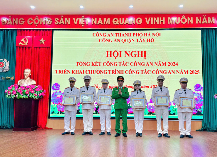 Thượng tá Nguyễn Hữu Khánh, Trưởng CAQ Tây Hồ trao khen thưởng cho các cá nhân, tập thể có thành tích xuất sắc trong công tác