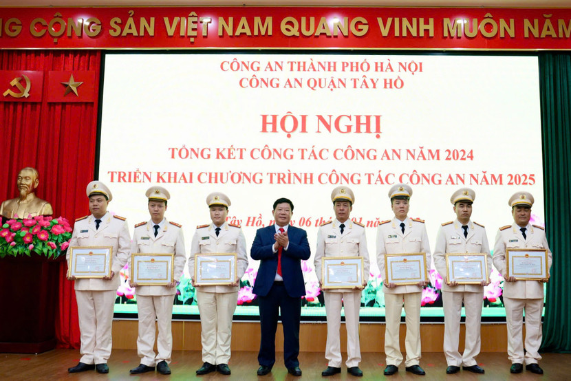 Ông Nguyễn Thanh Tịnh, PCT UBND quận Tây Hồ trao khen thưởng cho tập thể, cá nhân có thành tích xuất sắc trong công tác