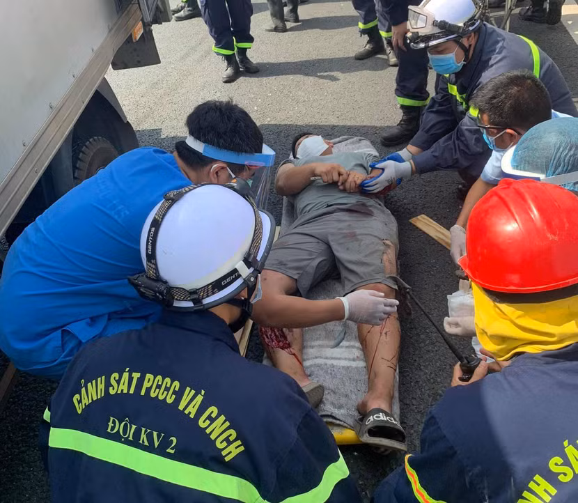 Lực lượng Cảnh sát PCCC và CNCH - CAQ Bắc Từ Liêm phối hợp với lực lượng CNCH khu vực 2 - Phòng Cảnh sát PCCC và CNCH - CATP Hà Nội cứu nạn lái xe bị kẹt trong ca bin sau khi xảy ra TNGT