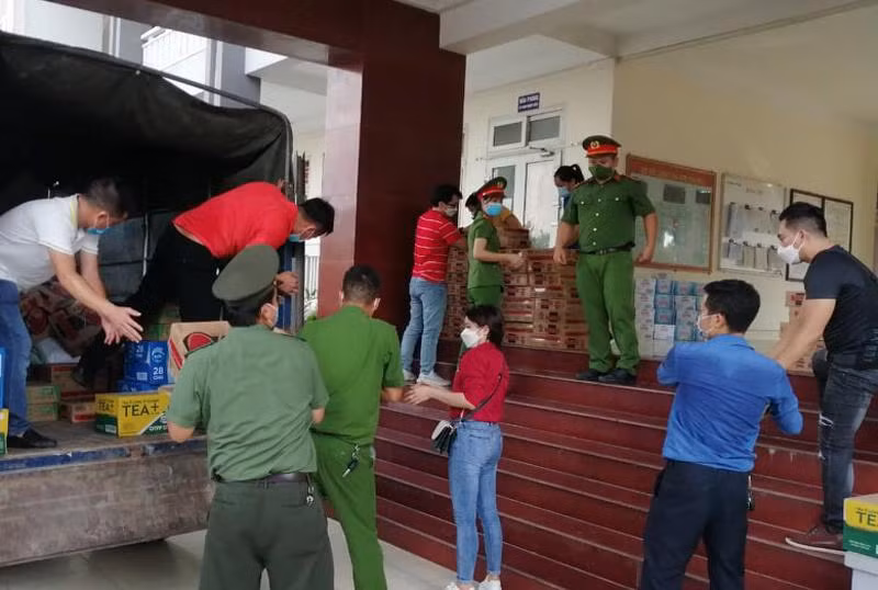 Đoàn công tác vận chuyển 120 suất quà đến người dân gặp khó khăn do dịch Covid-19