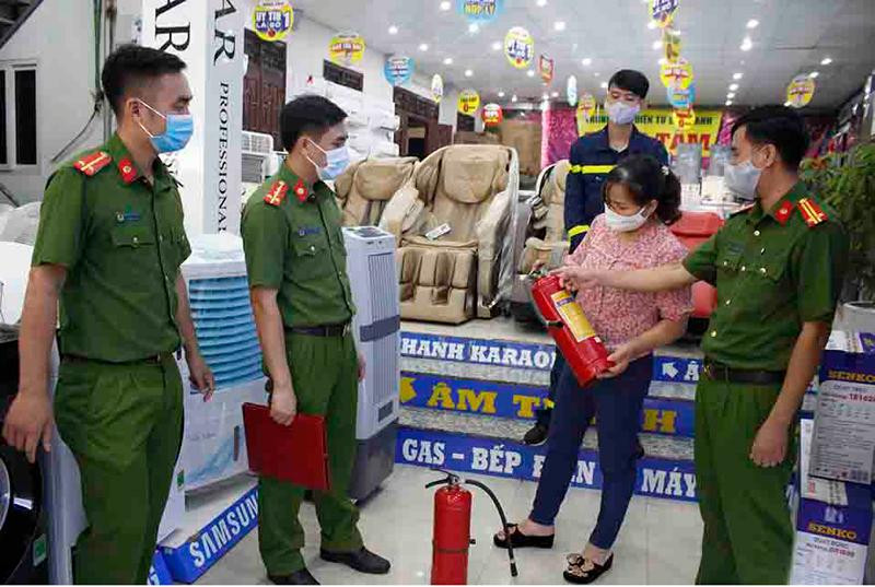 Lực lượng Cảnh sát PCCC và CNCH - CAH Chương Mỹ kiểm tra và tuyên truyền PCCC các hộ làm nhà ở vừa kết hợp sản xuất, kinh doanh trên địa bàn trước thời điểm thực hiện giãn cách xã hội