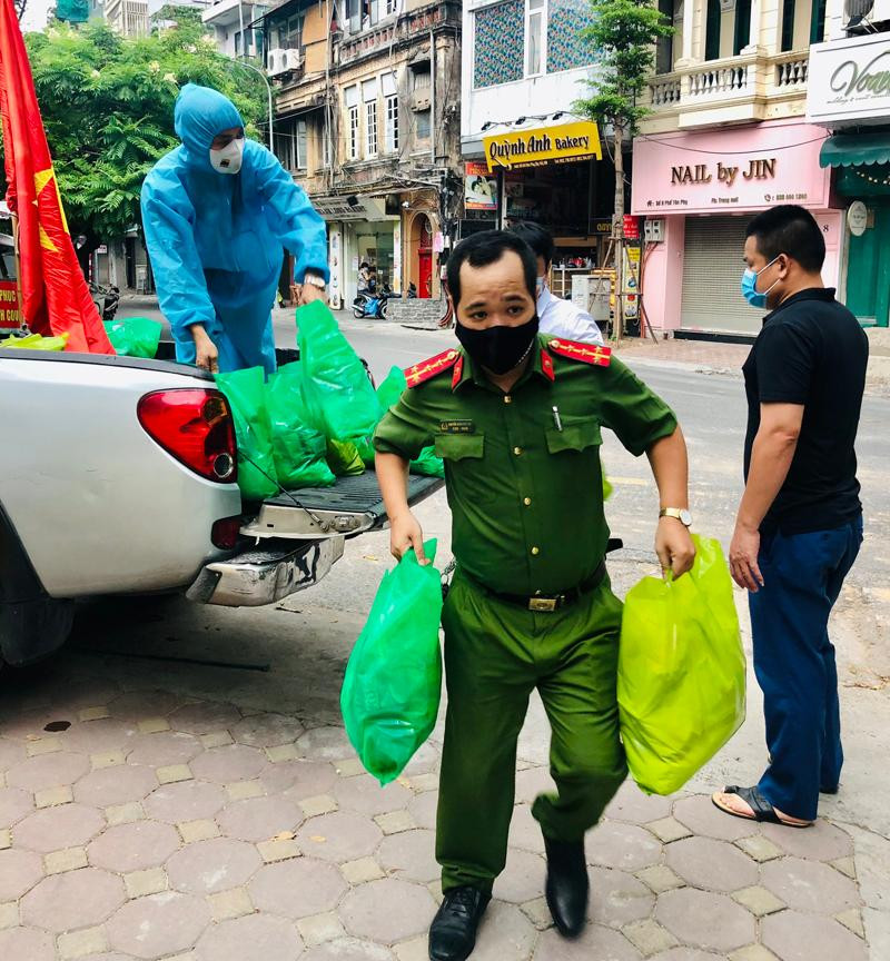 Công an quận Tây Hồ chia sẻ khó khăn, tặng quà hỗ trợ người lao động nghèo do Covid-19