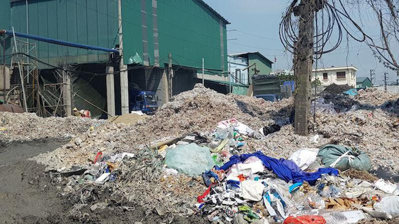 Giấy, rác thải ngập thành núi ven đường Cụm công nghiệp Phú Lâm